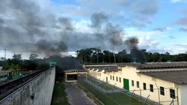 Una columna de humo sale de una prisión de Manaos tras el violento motín.