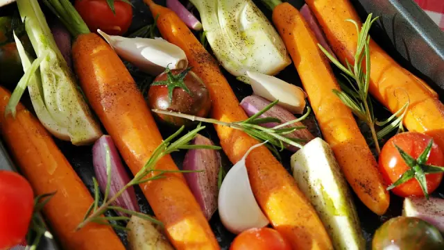 Las personas que siguen una dieta vegana se alimentan exclusivamente de alimentos de origen vegetal.