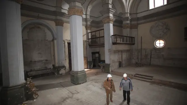 Interiores de la iglesia de San Miguel, con humedades, grietas y hundimientos parciales del suelo.