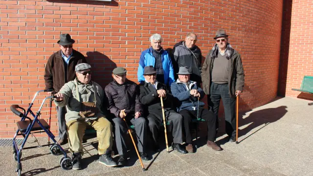 Un grupo de jubilados, ayer, tomando el sol junto a la estación de autobuses de Andorra.