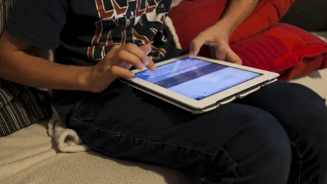 Imagen de archivo de un niño utilizando una 'tablet'.