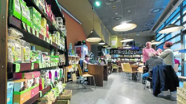 La tienda y cafetería Suralia de comercio justo ofrece, principalmente, productos alimenticios.