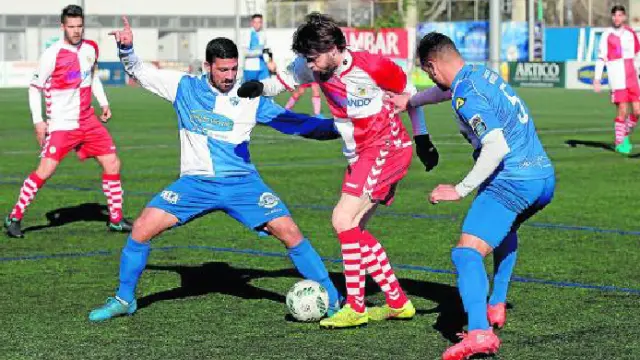 Iván Forte y Alfonso de la Cruz tratan de robar el balón a un jugador del Sabadell.