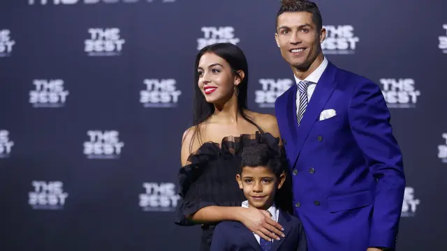 Cristiano Ronaldo junto a su nueva novia, Georgina Rodriguez, y su hijo.