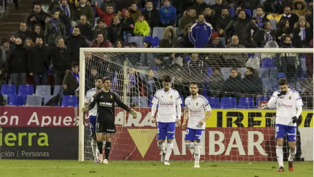 Irureta grita a sus compañeros en un lance del juego en el partido ante el Girona.