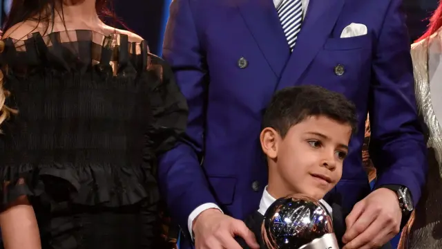 Cristiano Ronaldo junto a su novia en la gala de entrega del premio de la FIFA