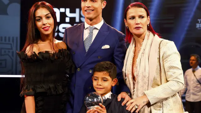 Cristiano Ronaldo junto a su hermana, su novia y su hijo.