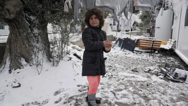 Una niña en un campamento de Lesbos.