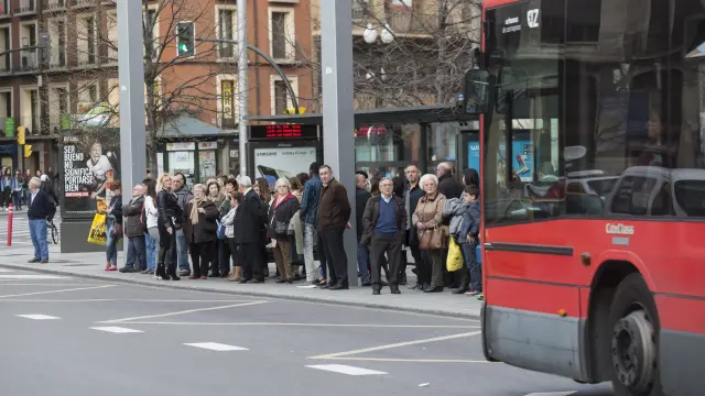 Un grupo de usuarios espera la llegada de un autobús.