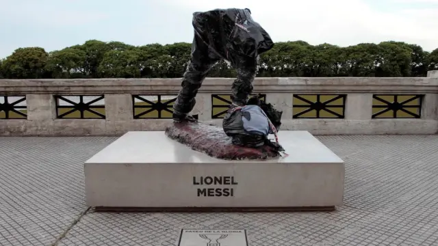Destrozan una estatua de Messi en Buenos Aires.