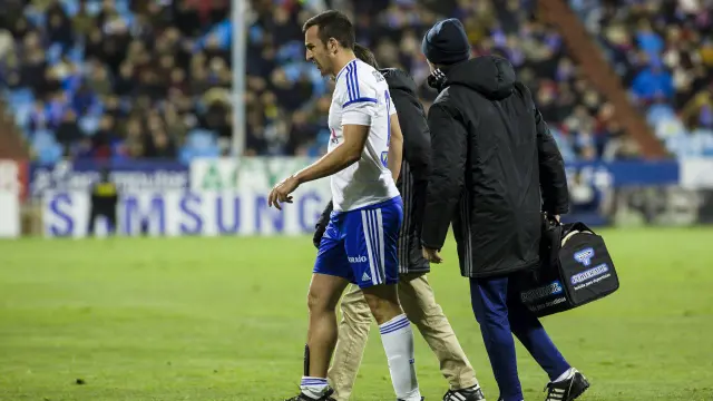 José Enrique se retira del campo tras su lesión en el sóleo en el partido ante el Girona.