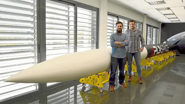 Los fundadores. Los fundadores de PLD Space, Raúl Verdú y Raúl Torres, posan con el prototipo del Arion 1, en las instalaciones que la empresa tiene en el parque tecnológico de Elche (Alicante). La empresa se trasladará durante este año a una nueva nave de fabricación de cohetes.