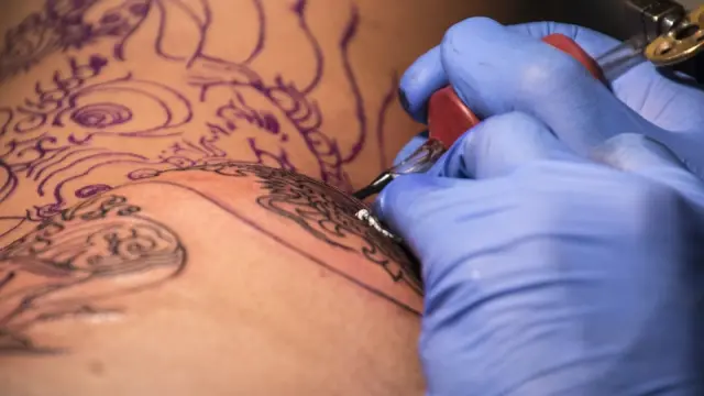 Algunos componentes de la tinta de los tatuajes pueden liberar sustancias cancerígenas.