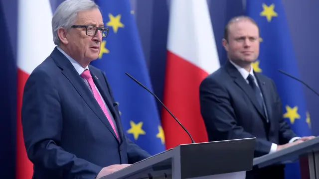 El presidente de la Comisión Europea, Jean-Claude Juncker, junto al primer ministro de Malta, Joseph Muscat.