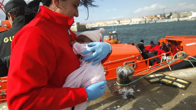 Rescatadas nueve personas, entre ellas un bebé, de una patera en aguas de Cádiz.