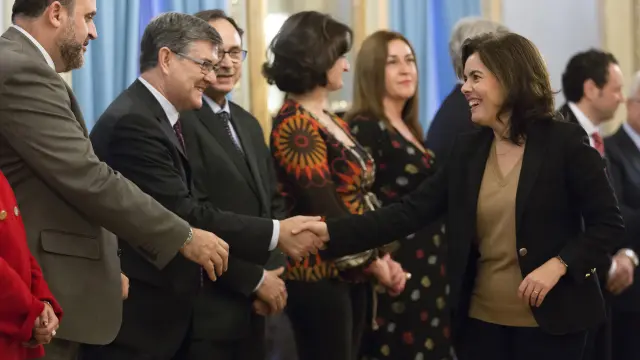 La vicepresidenta,Soraya Sáenz de Santamaría, en el momento de saludar al consejero Vicente Guillén, ayer en Madrid.