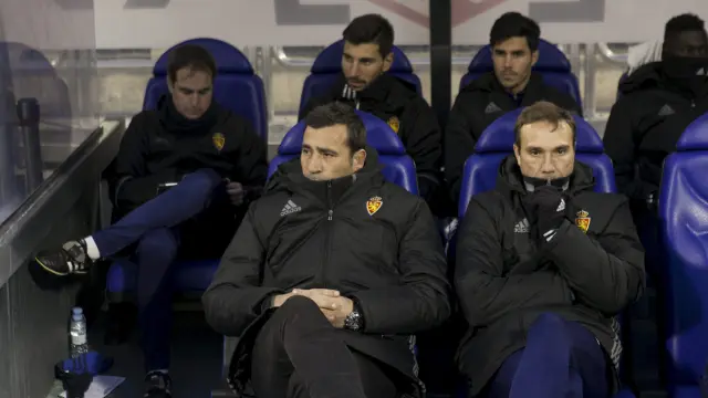 Agné, con gesto serio, junto a su ayudante Rodri, el pasado domingo en el partido Real Zaragoza-Girona en el banquillo de La Romareda.