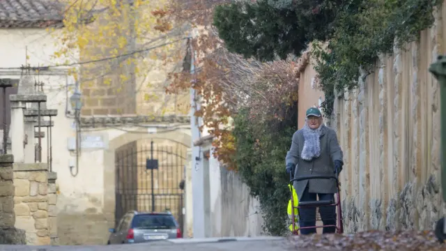 Un anciano pasea con andador en la localidad turolense de Rubielos de Mora en diciembre pasado.
