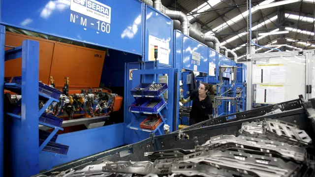 Imagen de 2010 de la fabricación de estructuras metálicas de asientos en Johnson Controls Alagón.