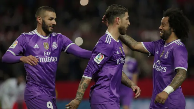 Sergio Ramos, Benzemá y Marcelo celebrando un gol del Real Madrid.