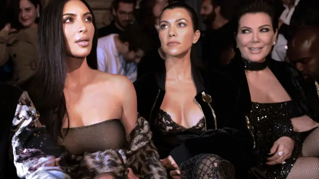 Kim Kardashian, junto a su madre y una de sus hermanas, en la semana de la moda de París.
