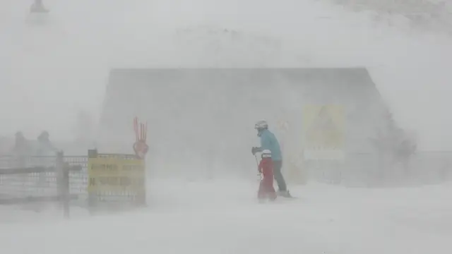 El viento complicó la apertura de las pistas de esquí. En la imagen, ventisca en Formigal
