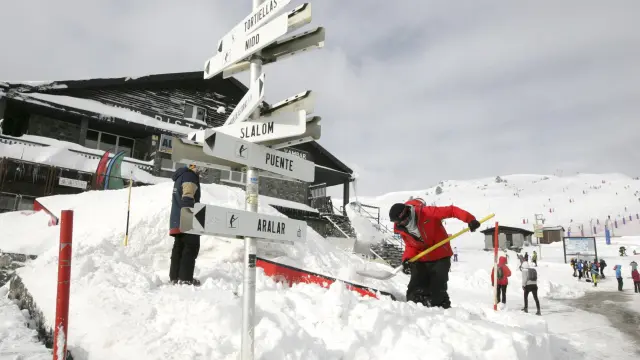 Trabajadores de la estación de Candanchú paleando la nieve acumulada en Pista Grande