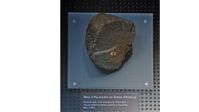 Este meteorito cayó el 17 de noviembre de 1773 en Sena o en Villanueva de Sijena. Se conserva en el Museo Nacional de Ciencias Naturales y es el registro más antiguo