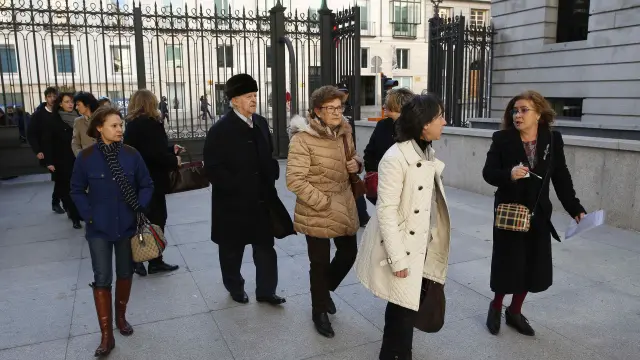 Varios familiares de militares fallecidos en el accidente del Yak, a las puertas del Congreso.