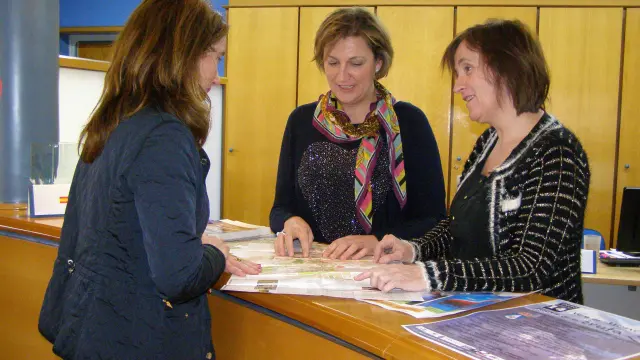 En el centro, la concejal de Turismo en la Oficina Municipal de Turismo, antes de su viaje a Fitur.