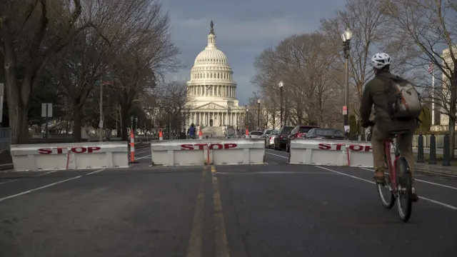 Un ciclista circula por los alrededores del Capitolio días antes de la investidura del presidente electo, Donald Trump, en Washington DC