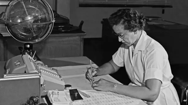 La matemática Katherine Johnson, en su puesto en el Centro de Investigación Langley de la NASA, en 1962