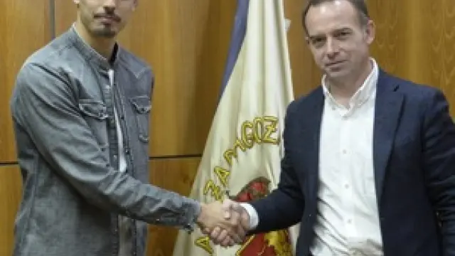 Edu Bedia junto al presidente del Real Zaragoza Cristian Lapetra.