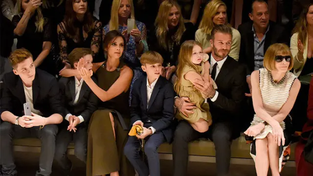 Victoria Beckham junto a su familia en un desfile de moda.