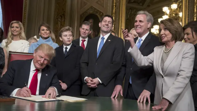 Trump firma sus primeros decretos rodeado de sus asesores y familiares.