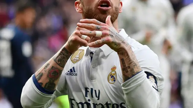 Ramos salva a un Real Madrid silbado