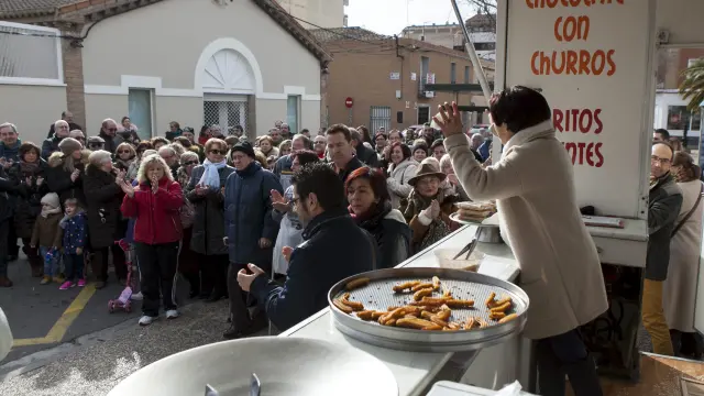 Un centenar de personas se manifiestan en apoyo a la churrera de Casetas