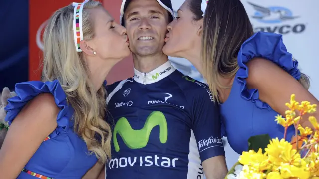 Alejandro Valverde junto a dos azafatas en una edición anterior del Tour Down Under.
