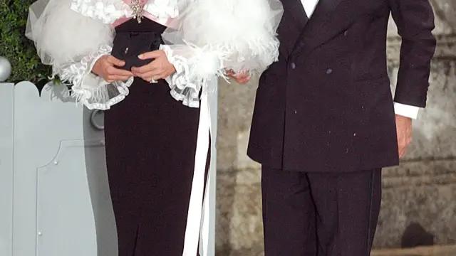 La princesa Carolina de Mónaco y su esposo, Ernesto de Hannover, a su llegada a la cena de gala que, con motivo del enlace matrimonial del Príncipe de Asturias y su prometida Letizia Ortíz, ofrecieron los Reyes de España en el Palacio de El Pardo (20004).