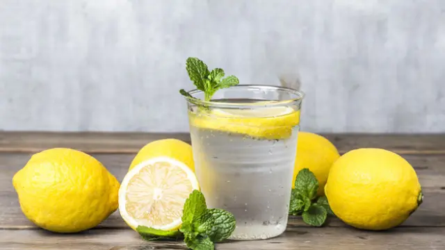 Beber agua con limón cada mañana es saludable para el organismo.