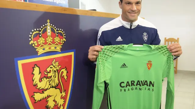 Saja posa con la indumentaria de guardameta del Real Zaragoza.