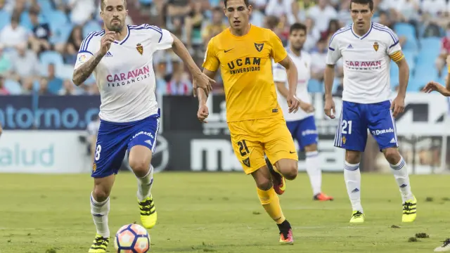 Cani conduce el balón en el partido de ida frente al UCAM Murcia.