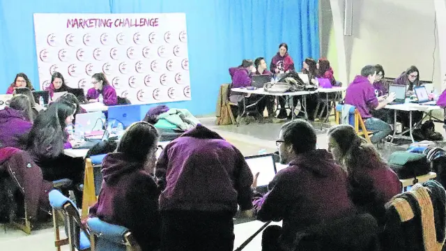 Los alumnos, ayer durante la competición celebrada en Zaragoza.