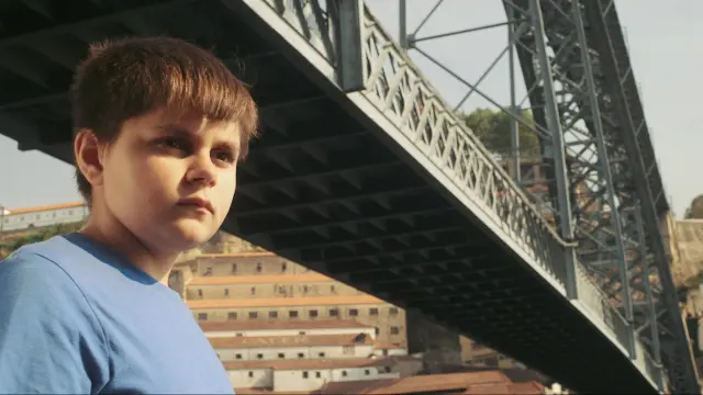Leo, el protagonista del cortometraje junto al puente Luis I.