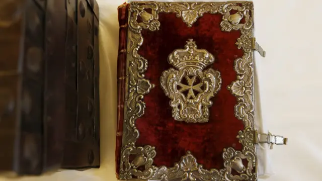 Tapas de libro decoradas con relieves y cruces de malta, en plata dorada. Siglo XVIII. Una de las obras que se  exponen Sijena.