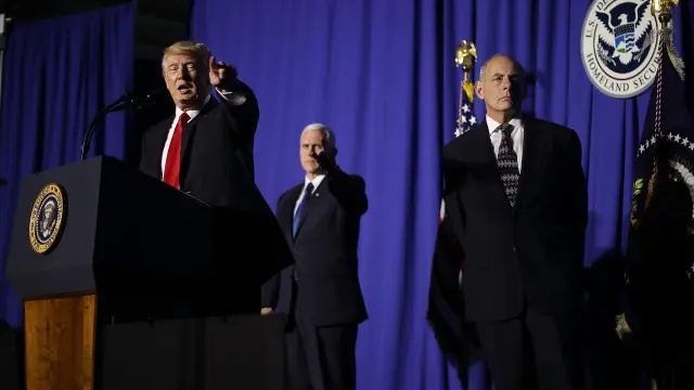 El presidente estadounidense, Donald Trump (izquierda), habla junto a su vicepresidente, Mike Pence (centro), y el secretario de Seguridad Nacional, John Kelly