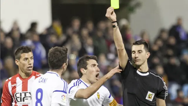 El árbitro asturiano Areces Franco le muestra la tarjeta amarilla a Cani el día que el Girona visitó La Romareda. Era la segunda, por lo que fue expulsado. De ahí la reacción del capitán, Zapater.