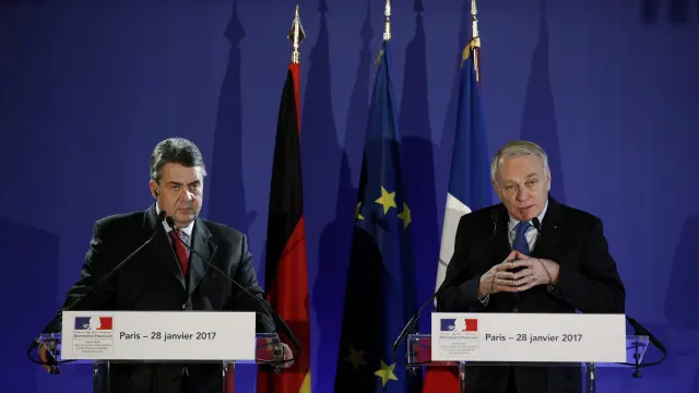 Jean-Marc Ayrault y Sigmar Gabriel, jefes de la diplomacia de Francia y Alemania.