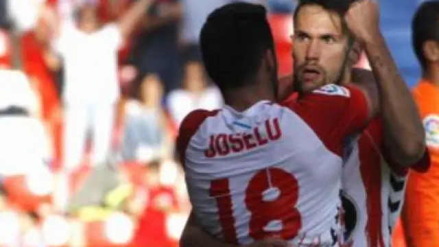 Joselu (dorsal 18) y Pedraza, los dos mejores goleadores del Lugo, se abrazan tras un tanto lucense en la actual liga.