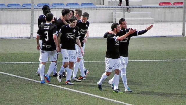 Los jugadores del Ebro celebran uno de los dos goles de ayer.
